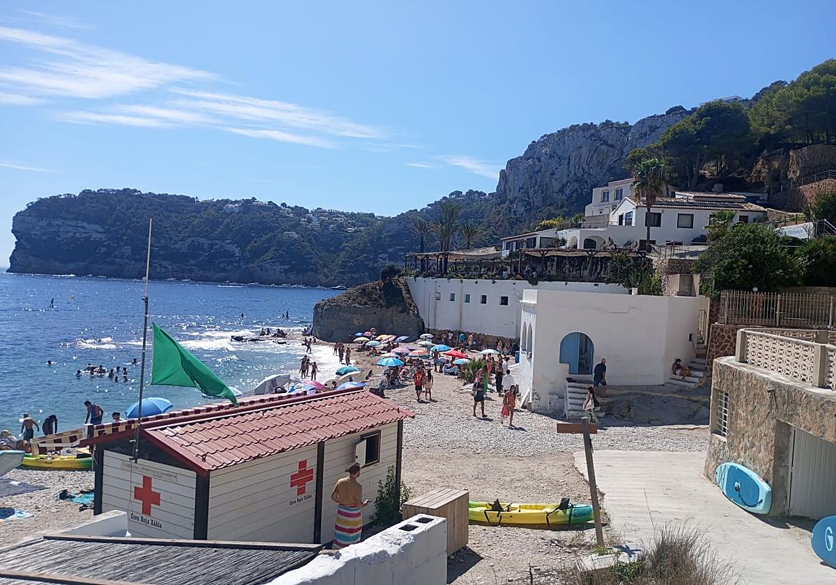 Imagen principal - La casa con la puerta abierta y algunos de los dueños, de Gata, posando en la escaleras más virales de España.