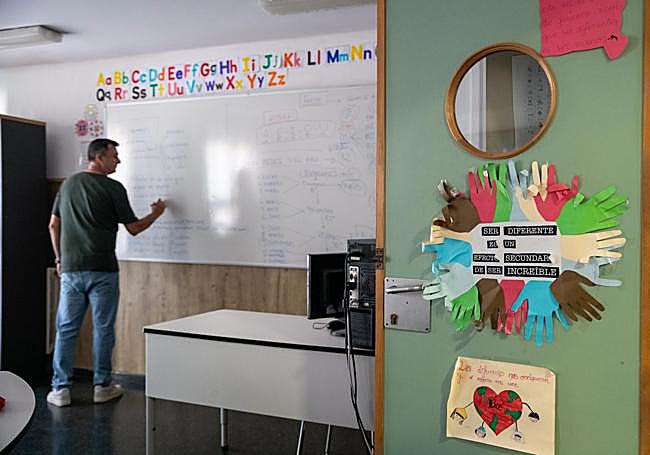 Un monitor del centro escribe en una de las aulas.