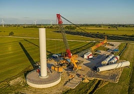 Imagen de la construcción de un aerogenerador.