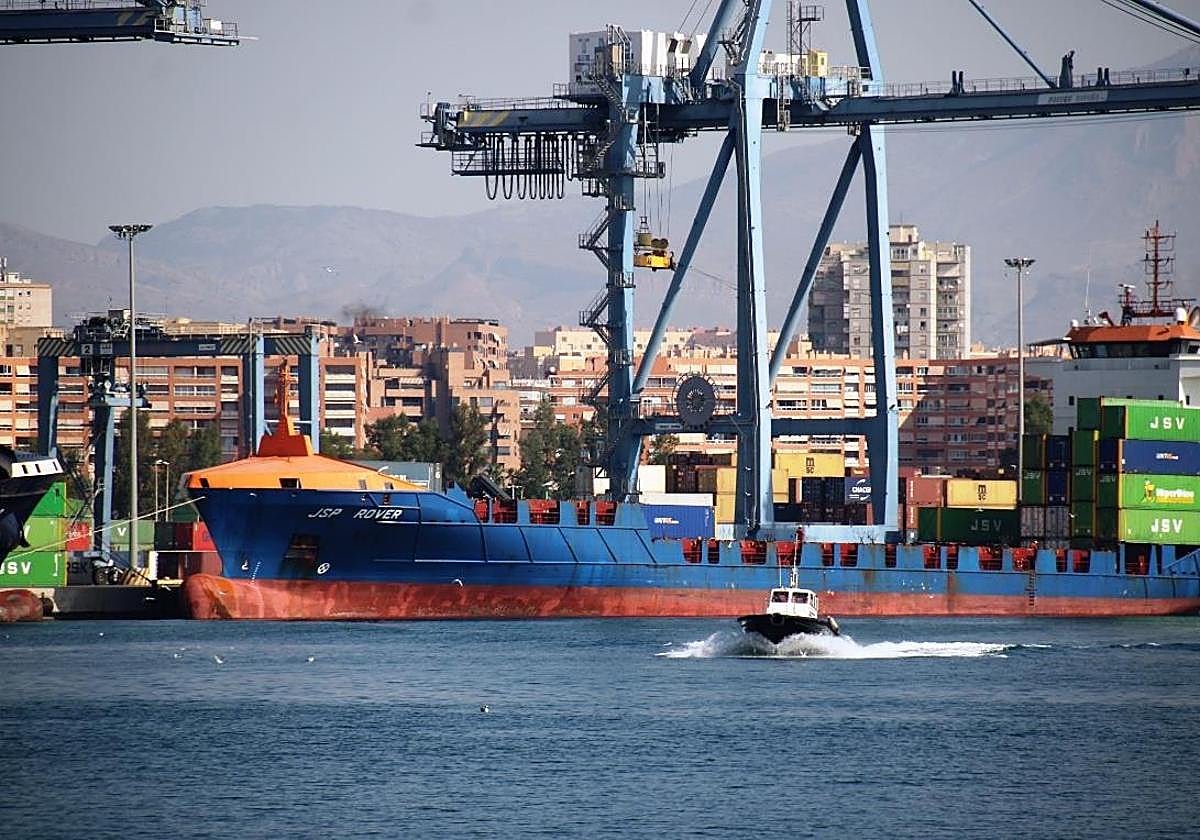 Carguero en el puerto de Alicante.