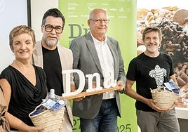La consellera, Marián Cano; el chef Quique Dacosta; el alcalde de Dénia, Vicent Grimalt, y el dibujante Paco Roca.