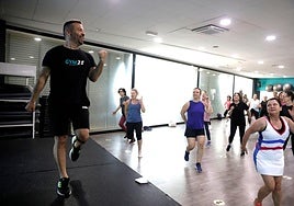 Miguel Vicens baila en una clase de zumba en el gimnasio en el que trabaja.