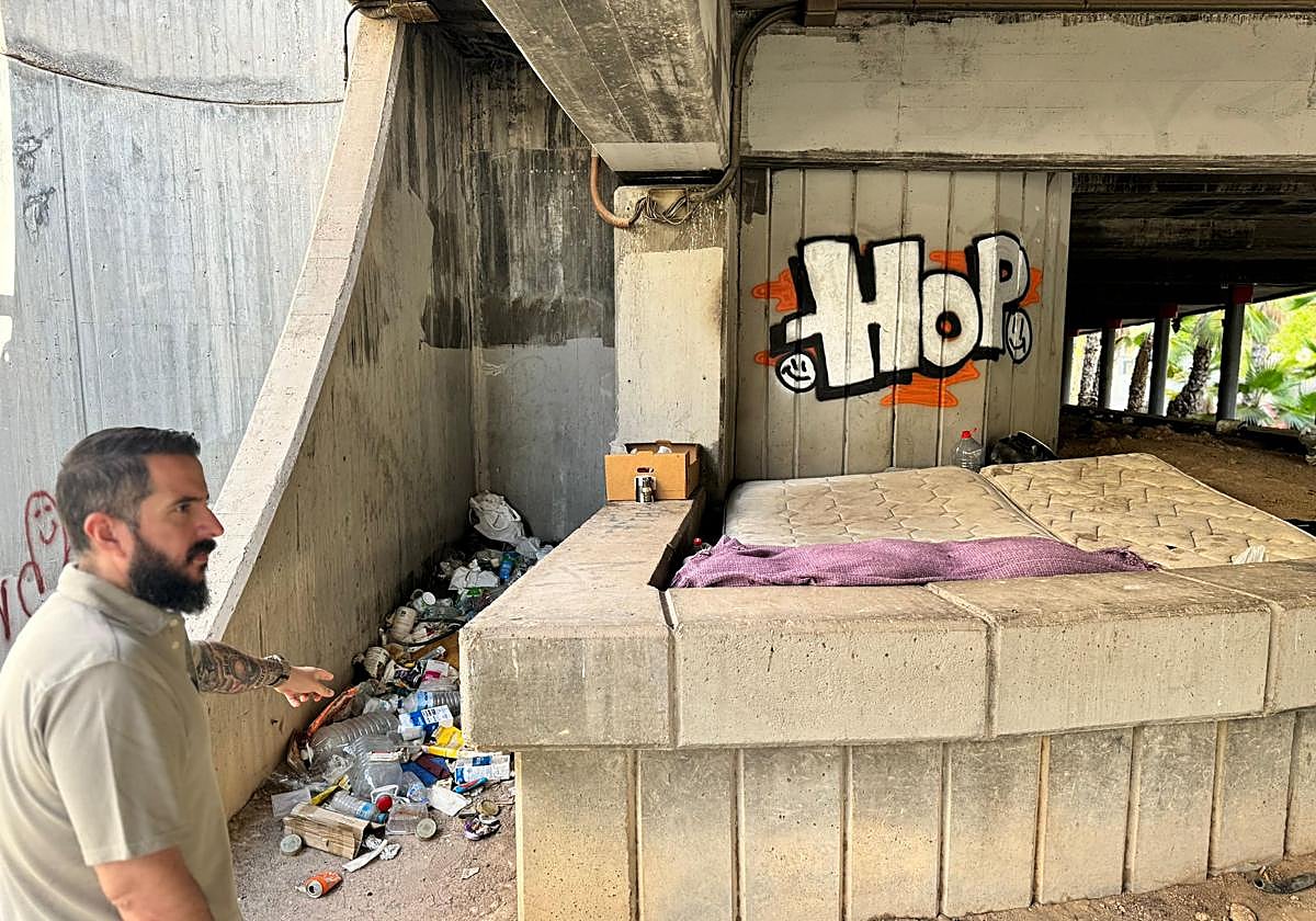 El portavoz ajdunto de Vox, Mario Ortolá, debajo del Puente Rojo, en uno de los nuevos asentamientos.