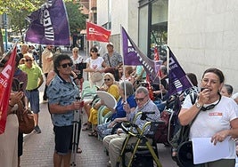 Movilización de mayores por el cierre del centro de día de la Plaza América.