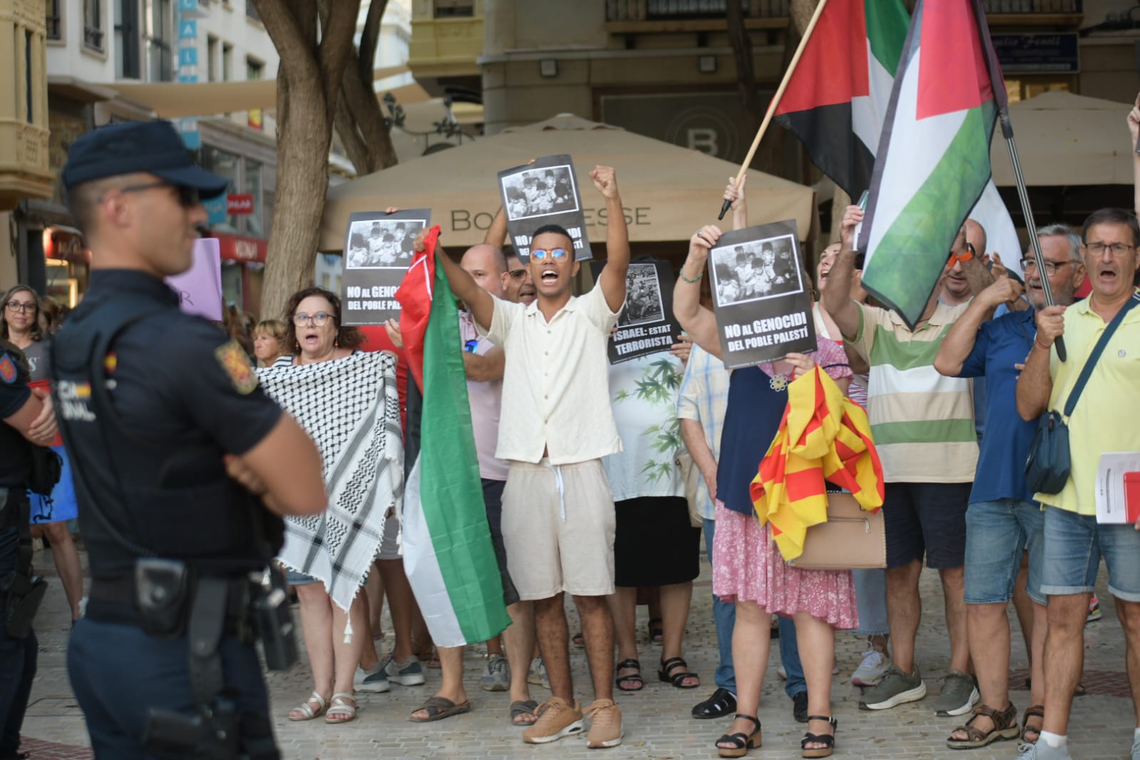 Una protesta propalestina intenta boicotear la visita de la Reina Sofía a Elche
