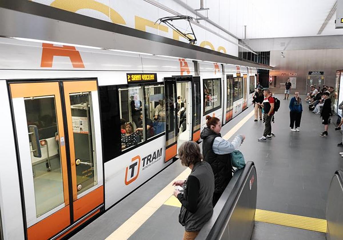 Tranvía en la estación de Luceros de Alicante.