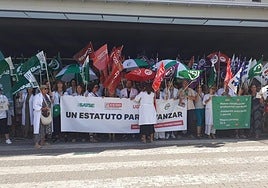 Personal sanitario concentrado en las puertas del Hospital General de Alicante.