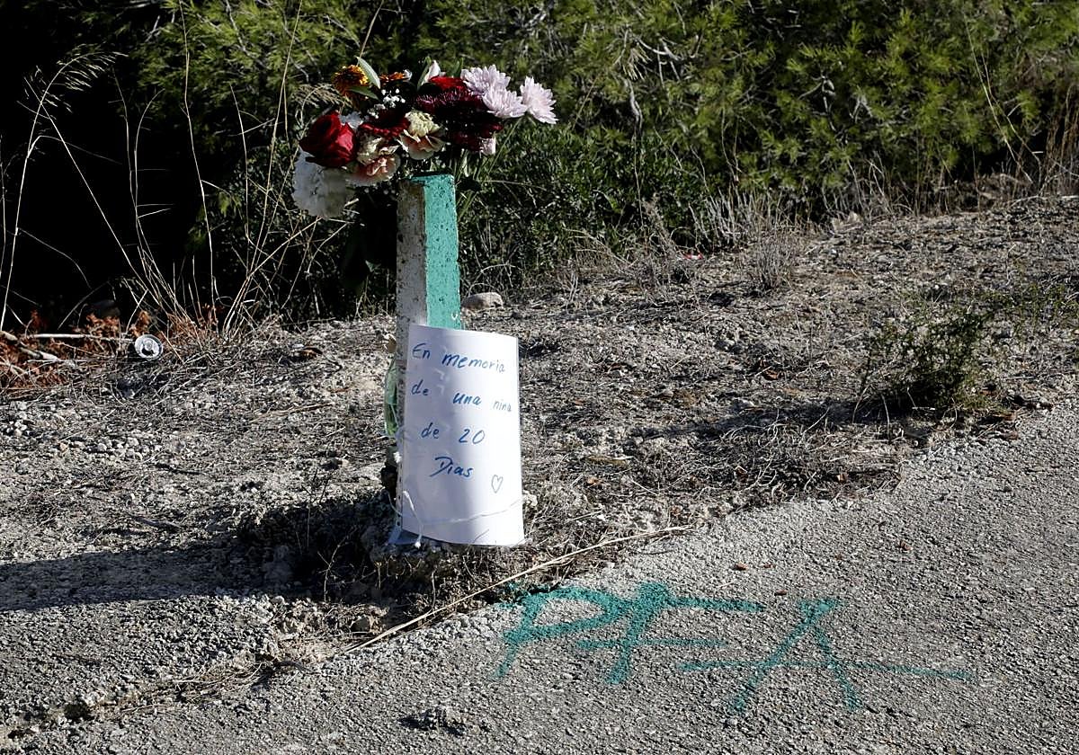 Flores depositadas junto al lugar del trágico accidente en Calp que se cobró la vida de un bebé de 20 días.