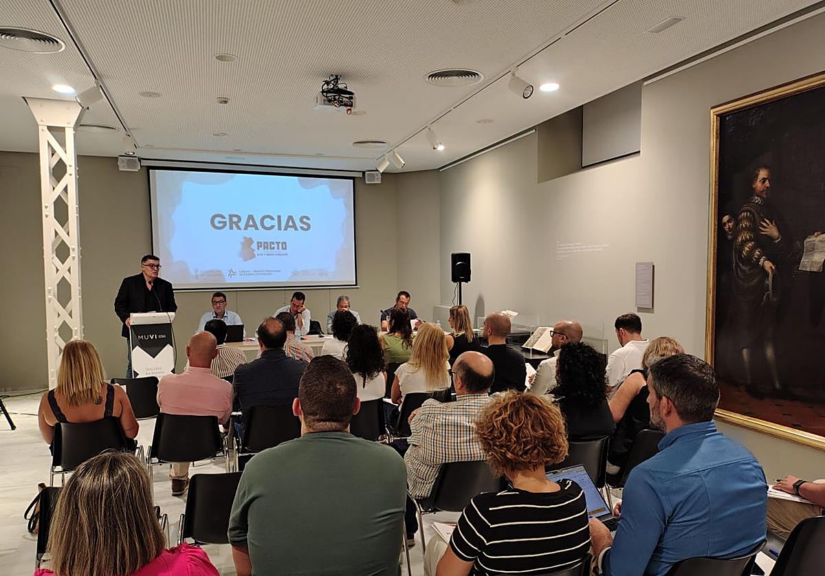 Asisitentes a la reunión en el Museo de Villena.