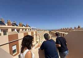 Imagen de Bernabé Cano durante la visita a la promoción