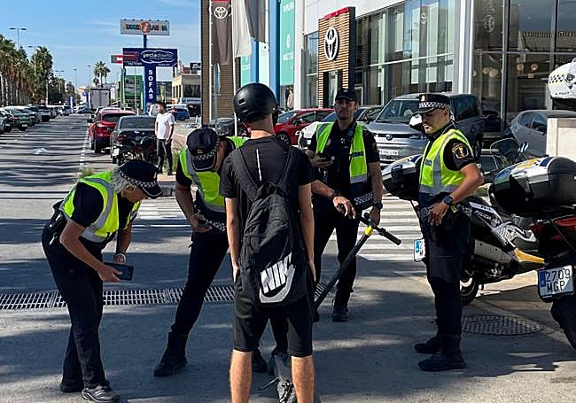 Agentes de la Policía Local de Torrevieja durante un control preventivo en la ciudad.