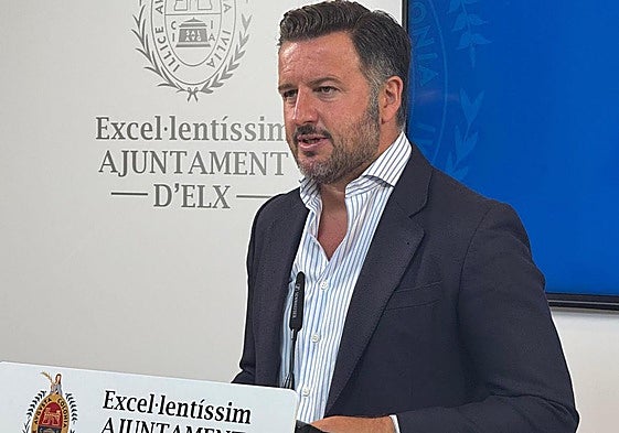 El alcalde de Elche, Pablo Ruz, durante una intervención en el Ayuntamiento.