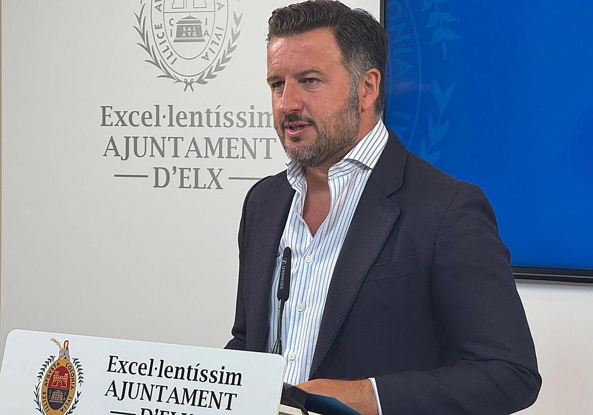 El alcalde de Elche, Pablo Ruz, durante una intervención en el Ayuntamiento.