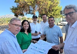Cano, en el centro, durante la visita municipal al solar del futuro colegio.