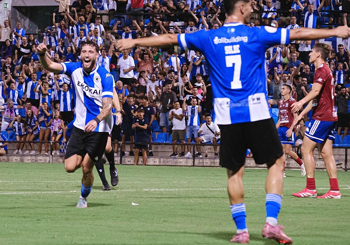 Jugadores y afición del Rico Pérez celebran un gol del cuadro blanquiazul.