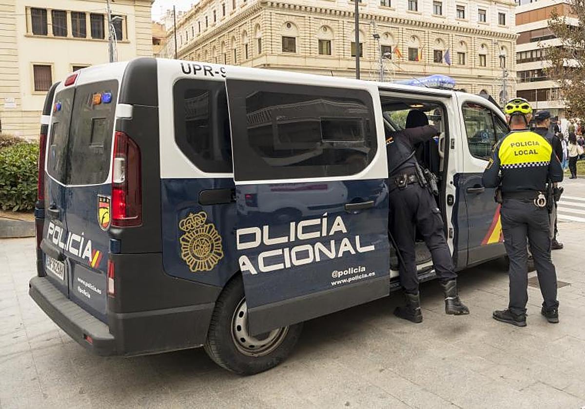 Policía Nacional y Local de Alicante, en una imagen de archivo.