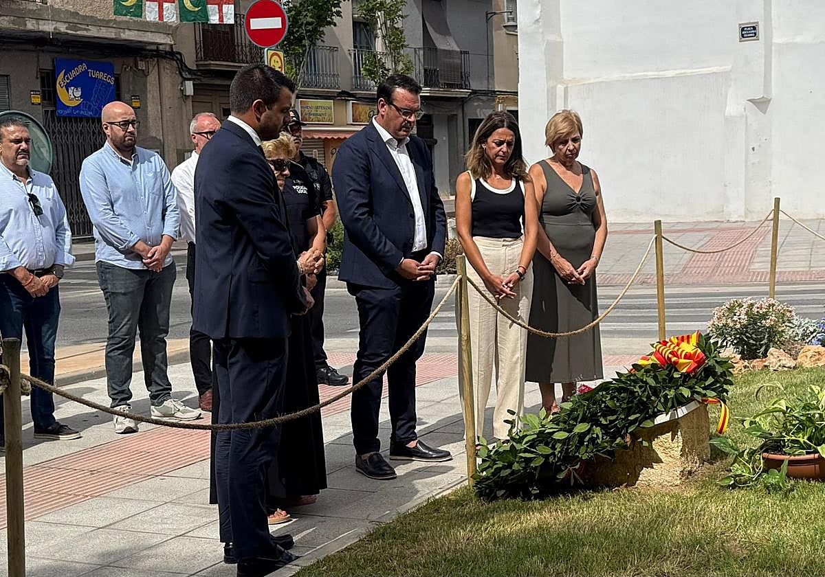 El alcalde de Mutxamel y las autoridades rinden homenaje a las víctimas.