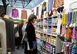 Una mujer en una tienda de lana.