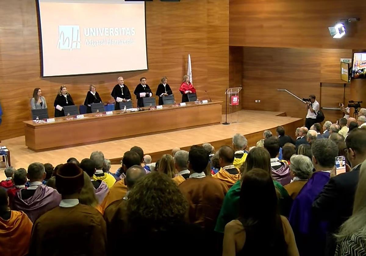 El rector de la UMH, Juan José Ruiz, ha intervenido en el acto oficial de apertura del curso académico 2025/2026, acompañado por la nueva Doctora Honoris Causa, Margarita del Val.