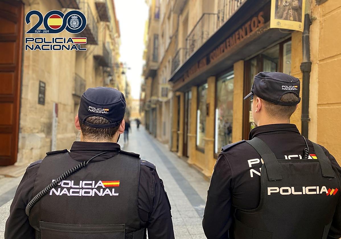 Agentes de la Policía Nacional patrullan por las calles de Orihuela.