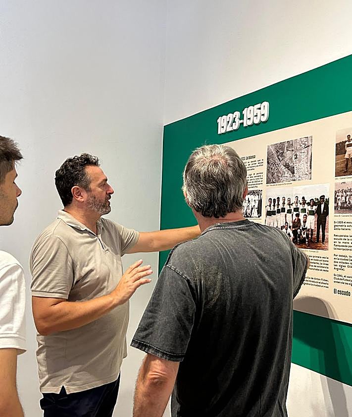 Imagen secundaria 2 - Elche revive su historia franjiverde a través de más de cien camisetas