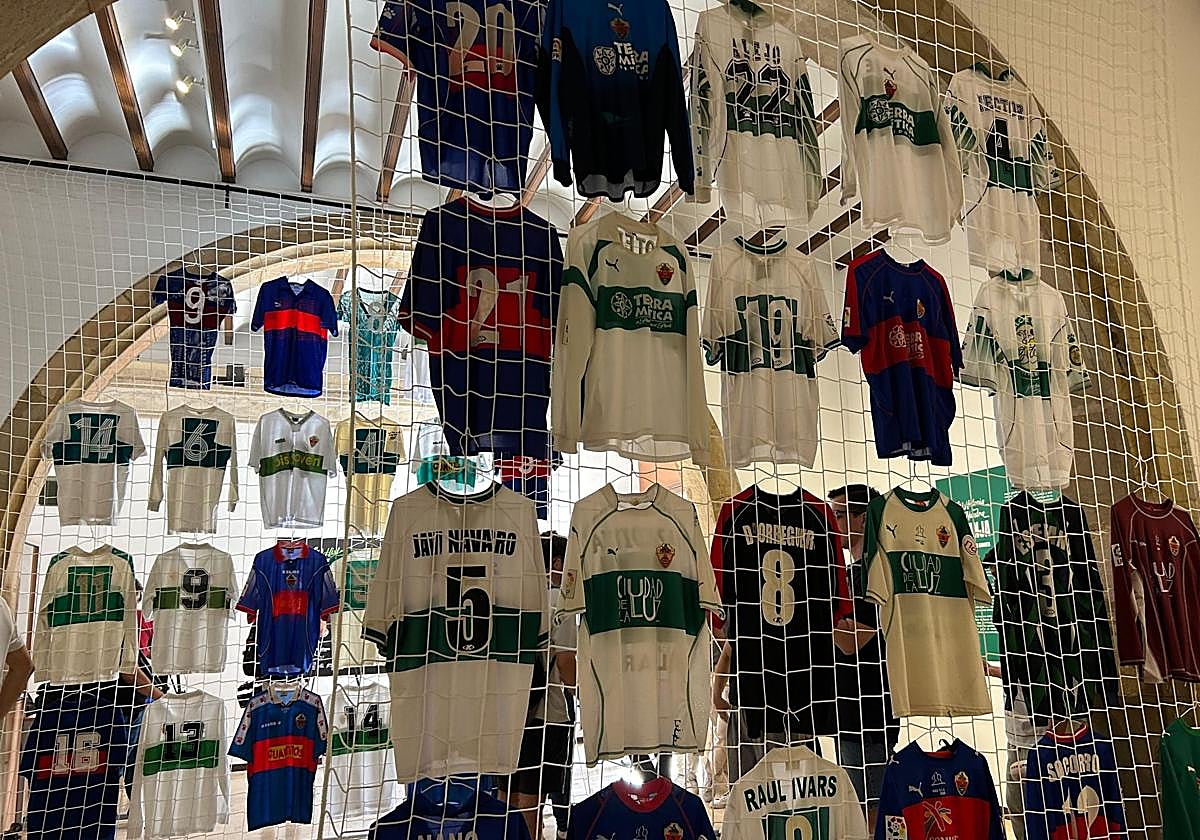 Más de cien camisetas del Elche CF, desde los años 60 hasta hoy, se exhiben en la Lonja Medieval en una muestra que recorre la historia y la pasión franjiverde.