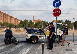 Retirada de un vehículo abandonado en la Zona Norte de Alicante.