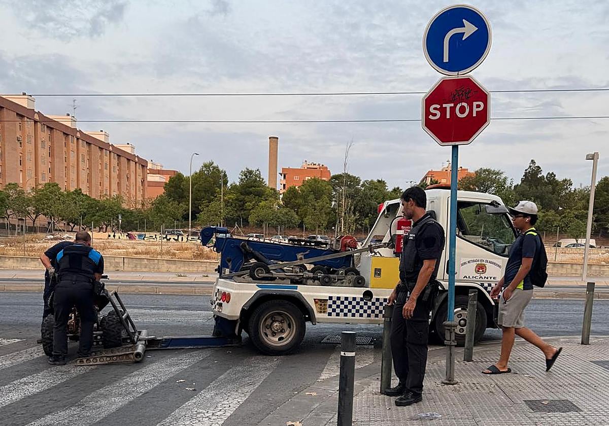 Retirada de un vehículo abandonado en la Zona Norte de Alicante.