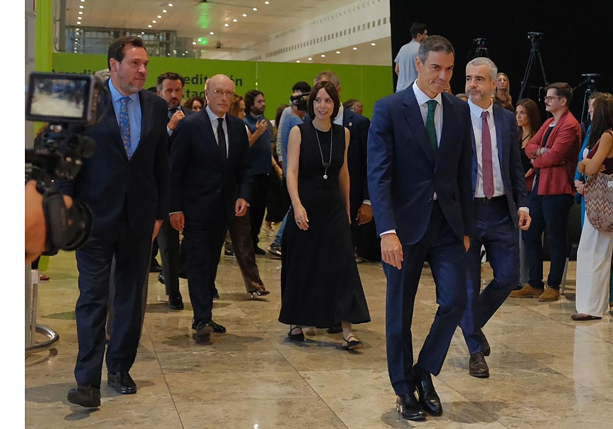 El presidente del Gobierno, Pedro Sánchez, con los ministros Puente y Morant, y el resto de la comitiva, a su llegada al aeropuerto de Alicante-Elche.