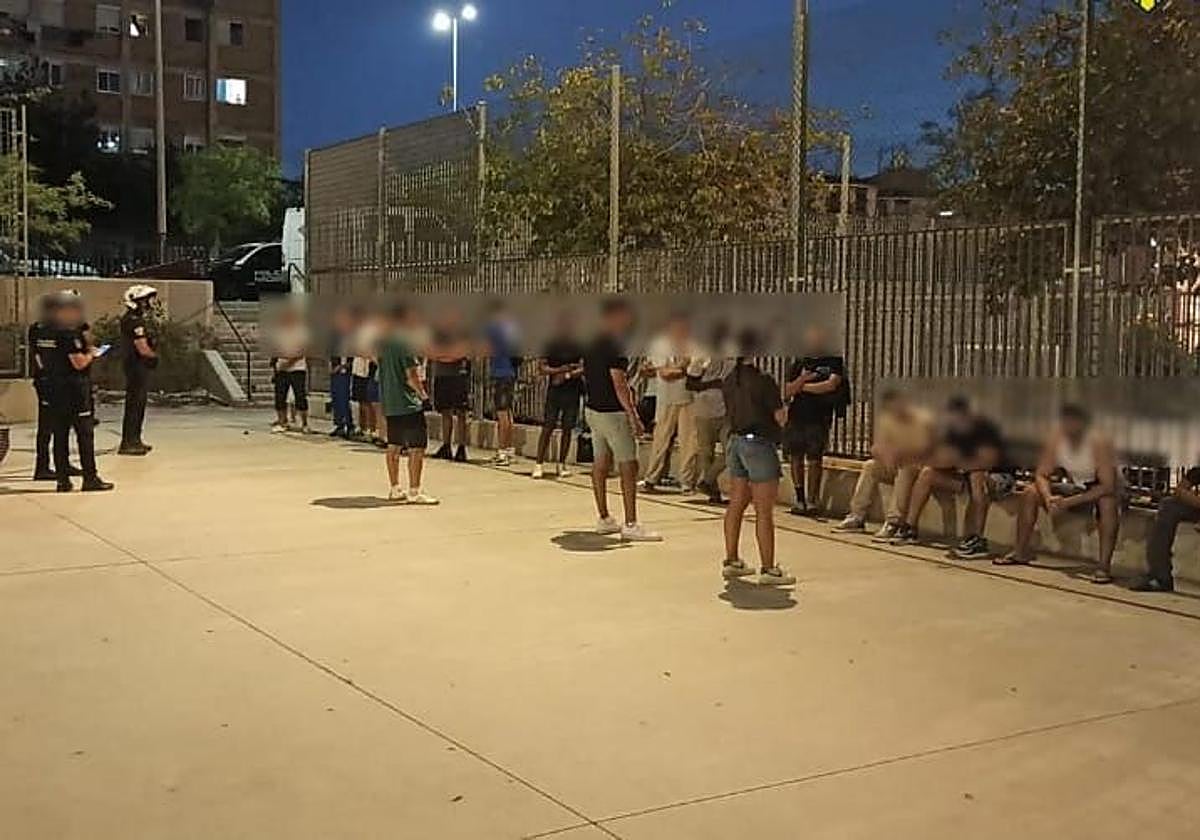 Imagen principal - Operativo policial conjunto para acabar con un mercadillo ilegal en la zona Norte de Alicante donde se vendían objetos robados
