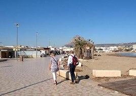 Una pareja, por la playa del Arenal de Xábia.