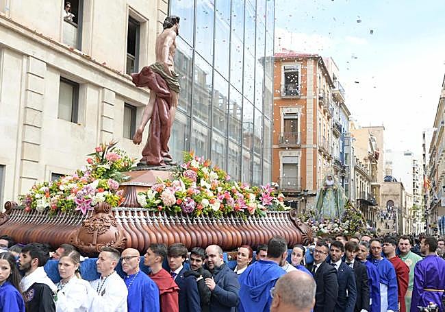 Encuentro entre la Virgen de la Alegría y el Resucitado.