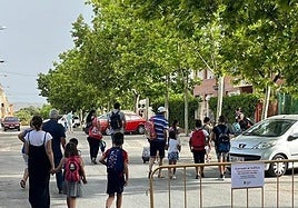 Estudiantes, camino del colegio.