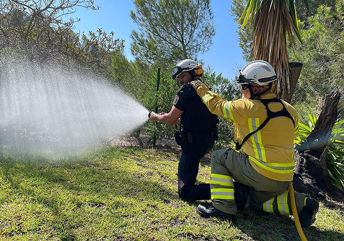 Formación de policías contra incendios en Altea.