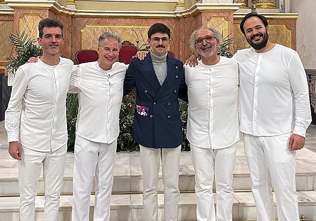 Mario Nicolás con el grupo de saxofones Sigma Project durante el estreno de 'Recuerdos de la Majá' en Dolores.