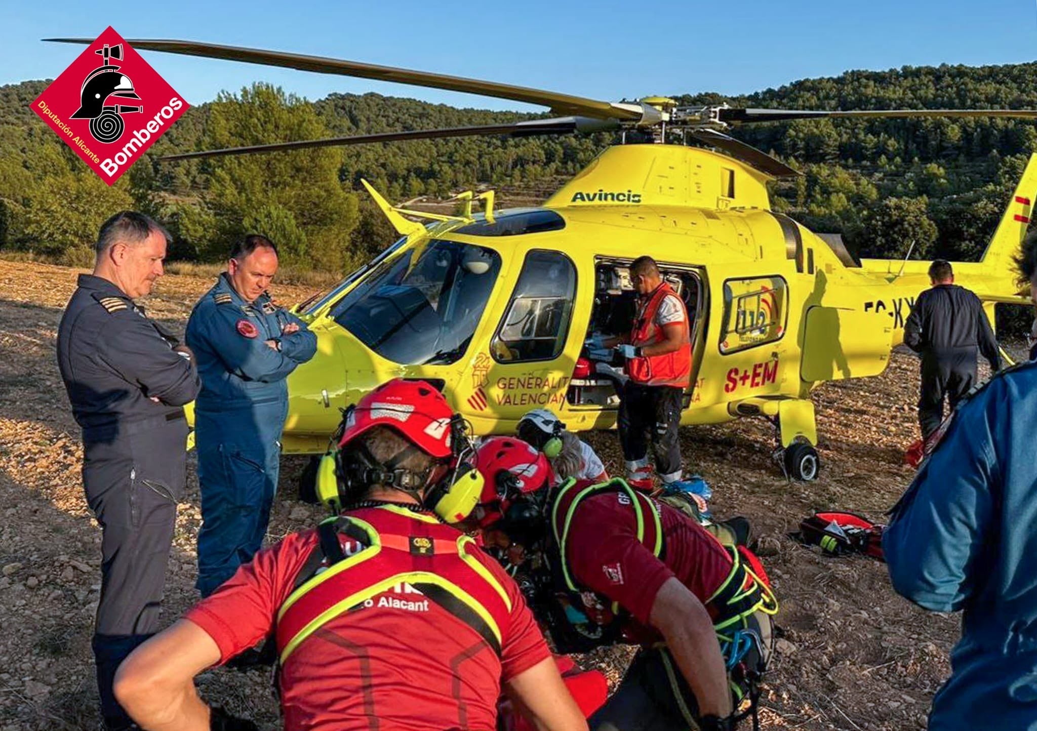Efectivos del Consorcio de Bomberos atienden a la víctima antes de subirla a un helicóptero para su traslado al hospital.