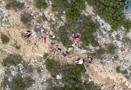 Los bomberos rescatan a la senderista herida en una zona montañosa de Finestrat.