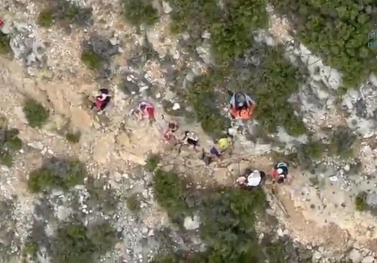 Los bomberos rescatan a la senderista herida en una zona montañosa de Finestrat.