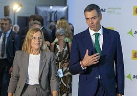 Pilar Bernabé junto a Pedro Sánchez durante un acto en Alicante.