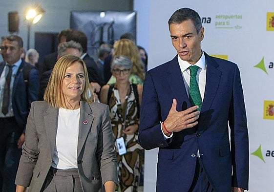 Pilar Bernabé junto a Pedro Sánchez durante un acto en Alicante.