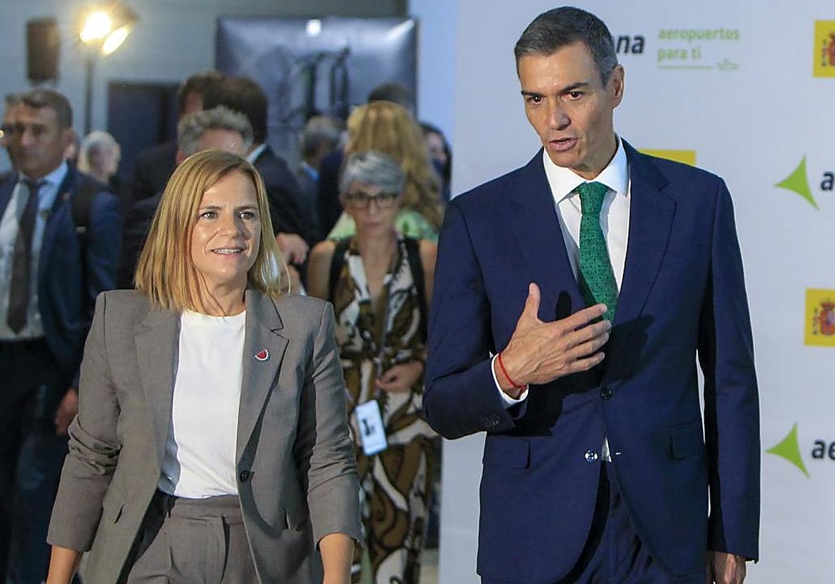 Pilar Bernabé junto a Pedro Sánchez durante un acto en Alicante.