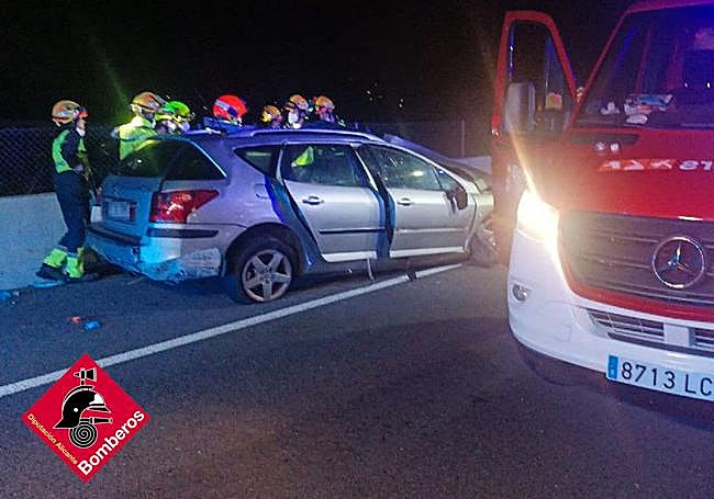 Bomberos al rescate de las personas heridas.