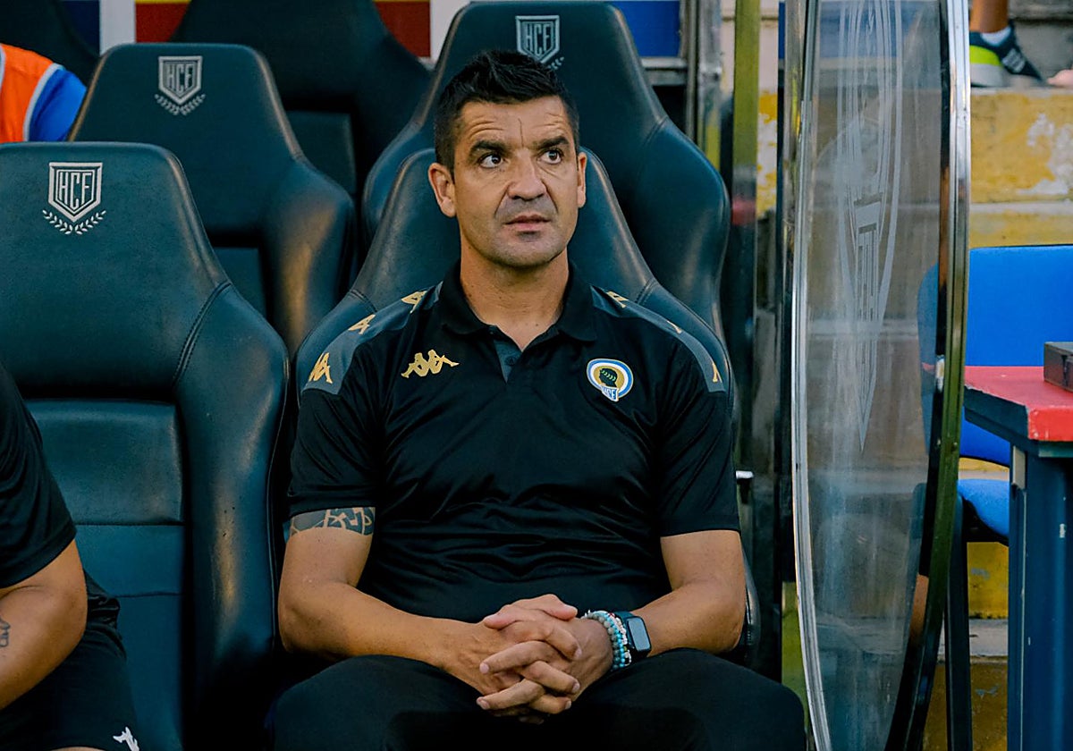 Rubén Torrecilla, en el banquillo del Rico Pérez.