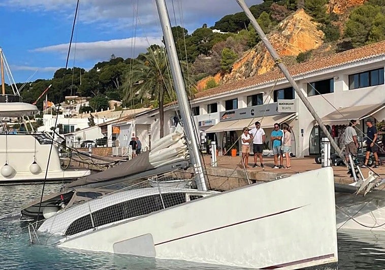 Estado del catamarán tras su rescate.