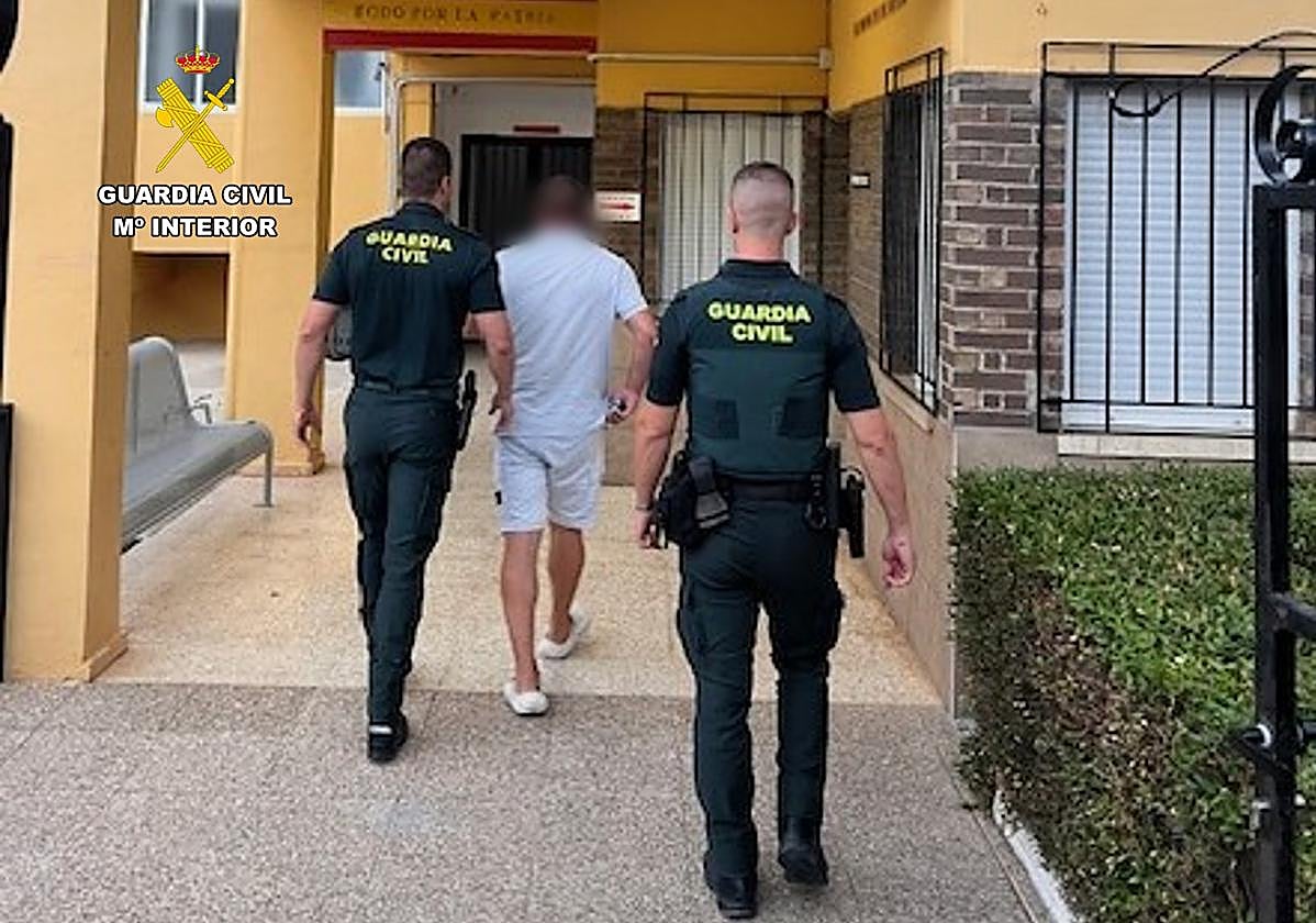 El sospechosos, bajo custodia de la Guardia Civil.