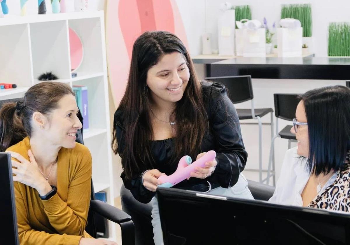 Empleadas junto con uno de los juguetes de Diversual.