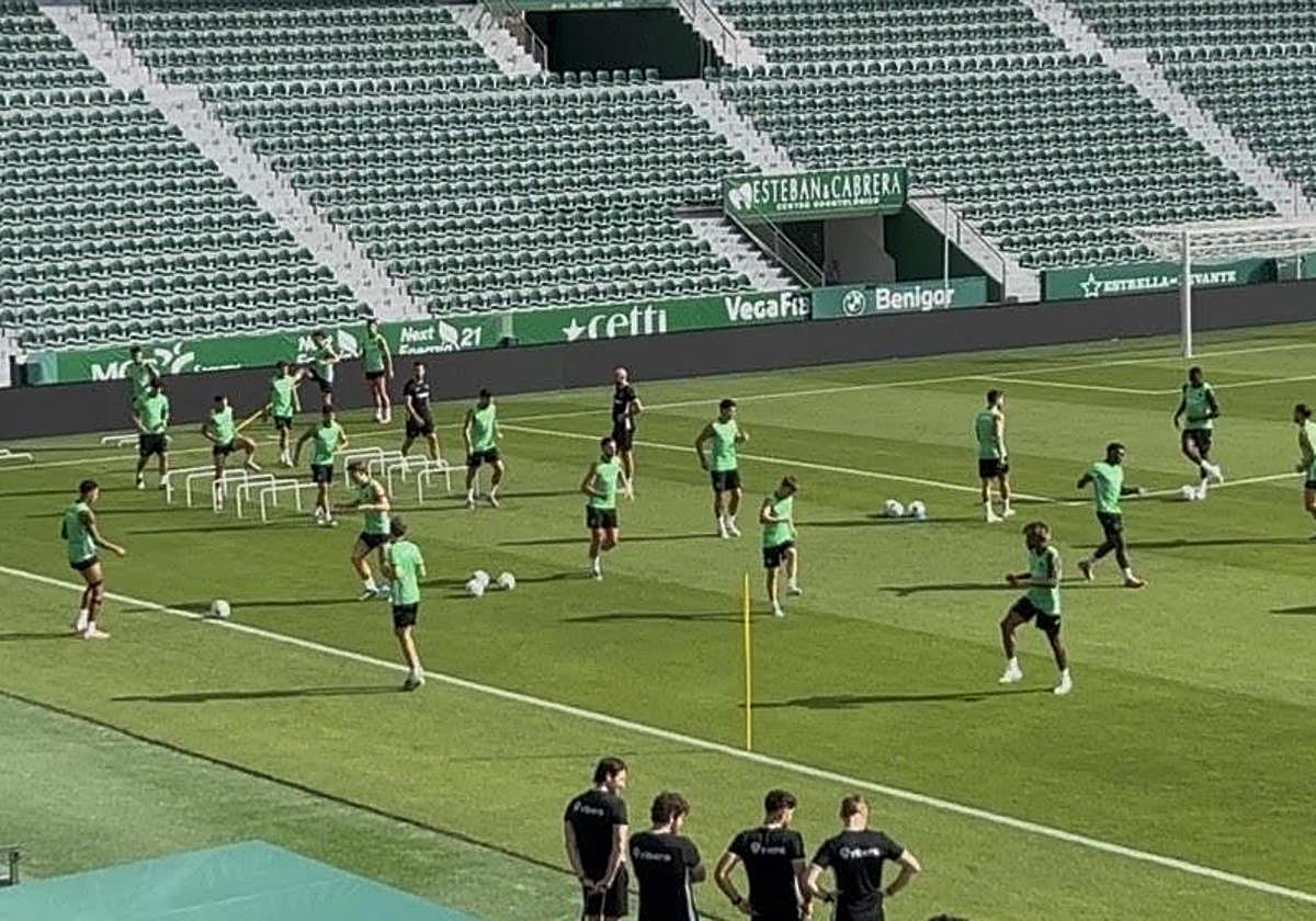 El Elche CF prepara en el Martínez Valero su visita al CA Osasuna en El Sadar.