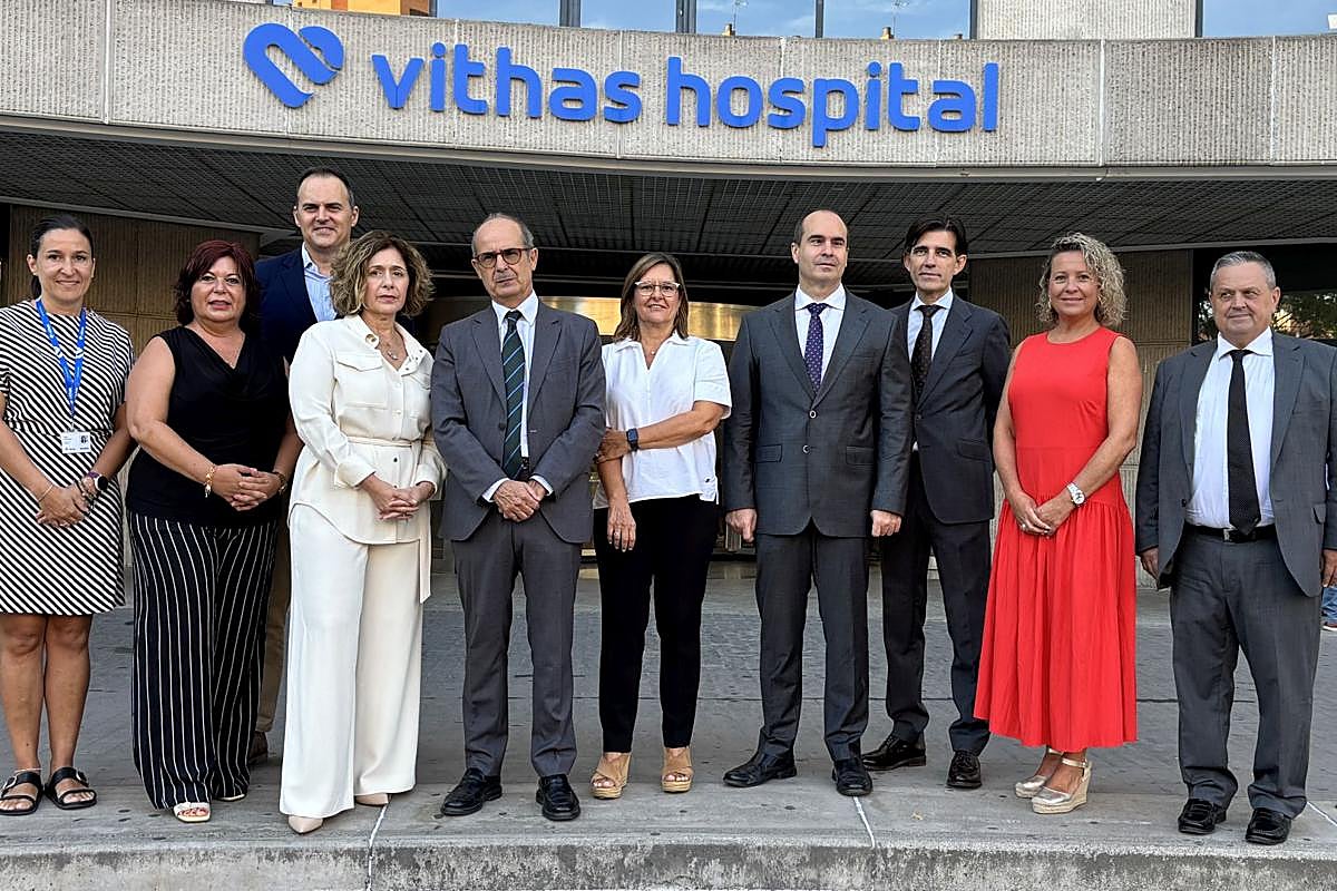 Las autoridades de ambas instituciones posan tras la firma.