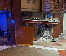 Estado de la sucursal bancaria tras la explosión.