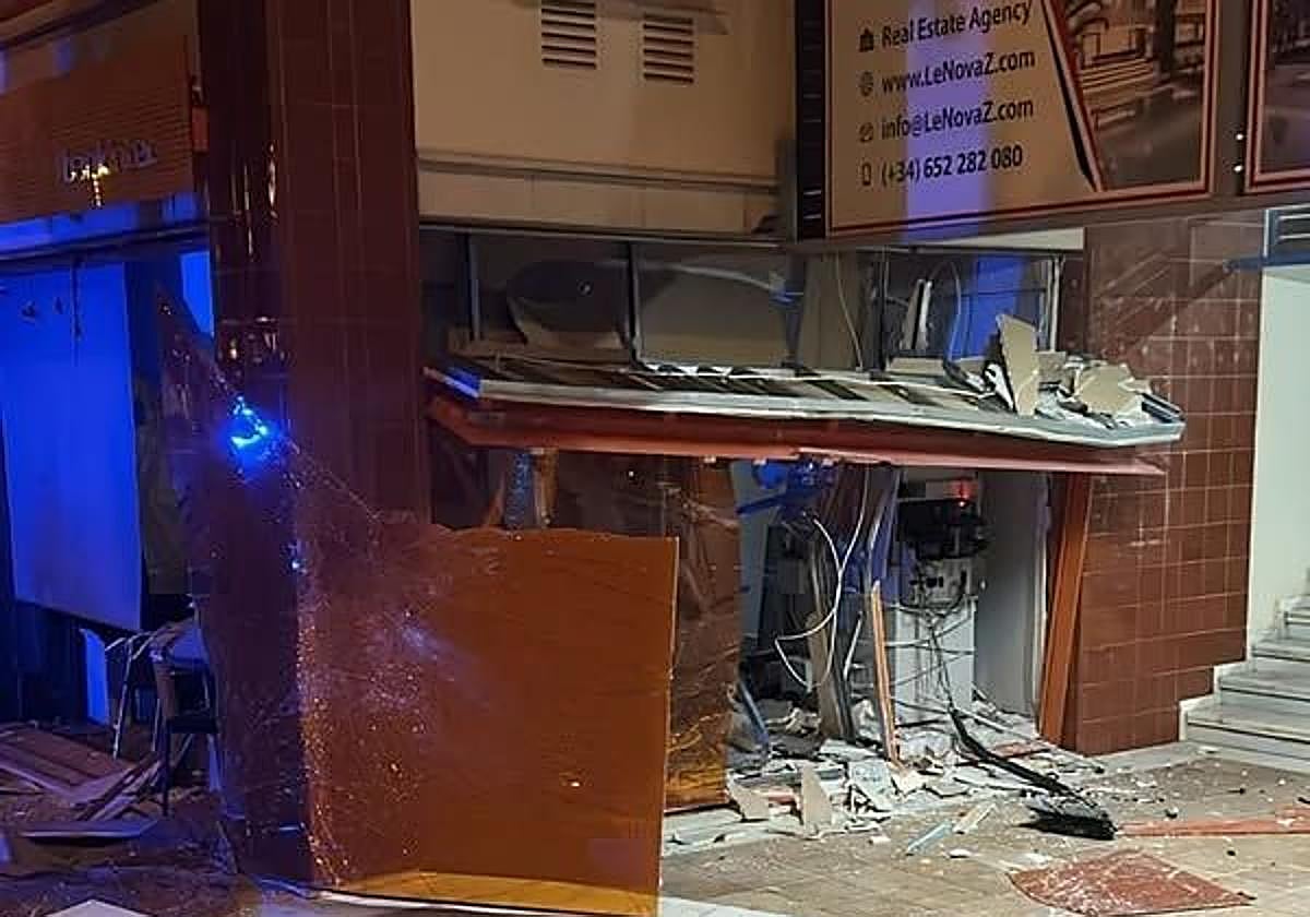 Estado de la sucursal bancaria tras la explosión.